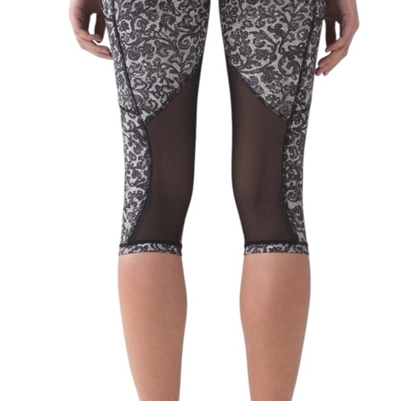 Lululemon Outrun 17" Crop Mini Cinder Lace pattern - Picture 3 of 16